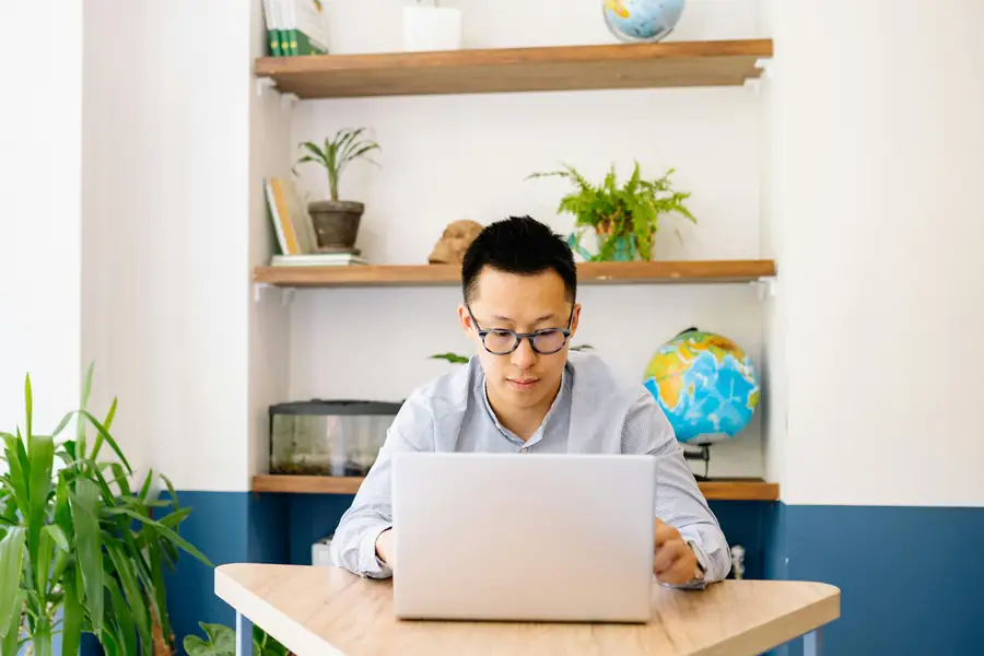 Colaborador de BUSCADOC trabajando en laptop